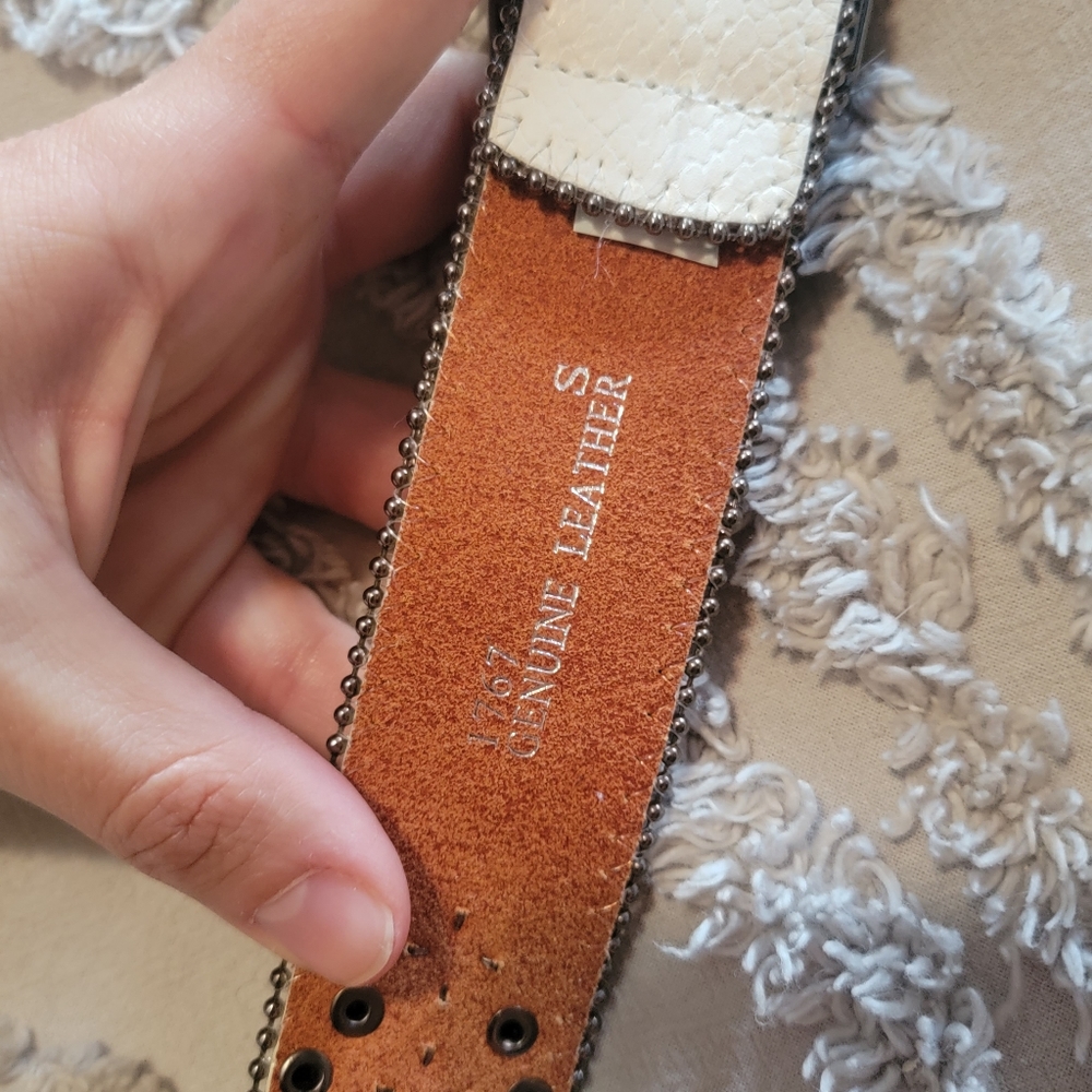 The Buckle - Picture 3 of 4